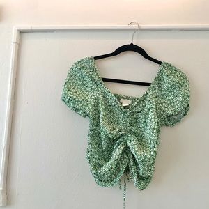 Floral green rouched crop top! 🍃